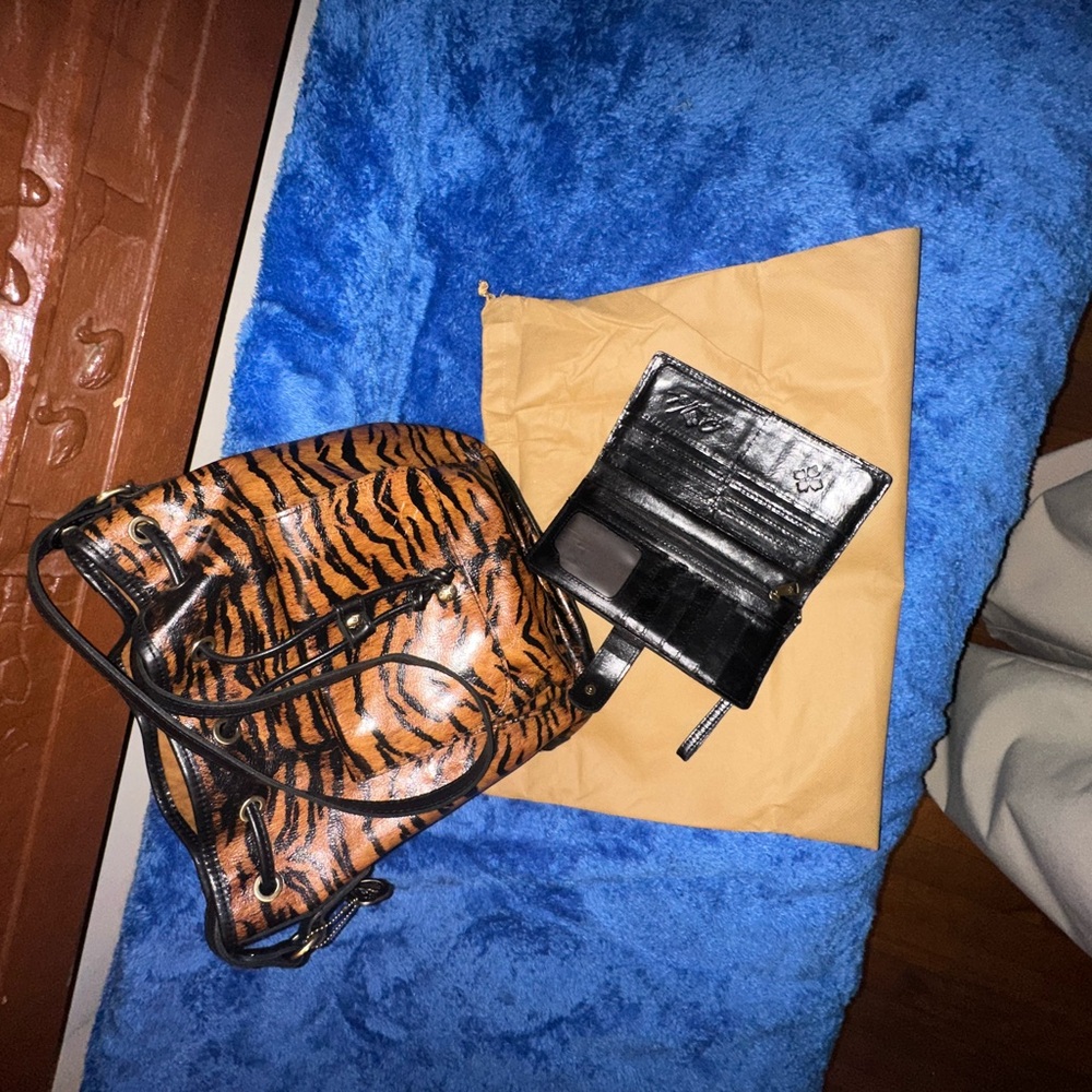 Patricia Nash Tiger Print Shoulder Bag with Pouch - Picture 5 of 5
